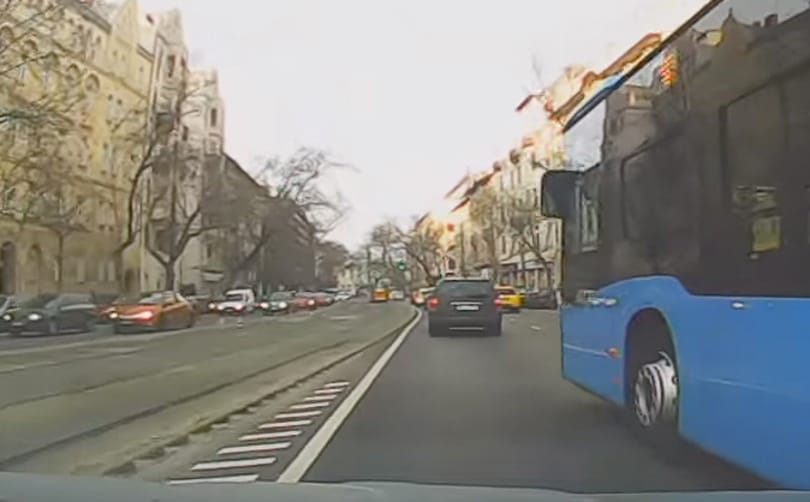 Busszal ütközött egy autó a Thököly úton