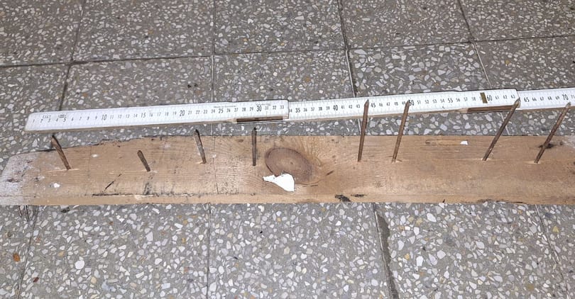 Szöges deszkát rakott egy autós egy vasúti átjáróba, de nem tudta megmondani, miért csinálta