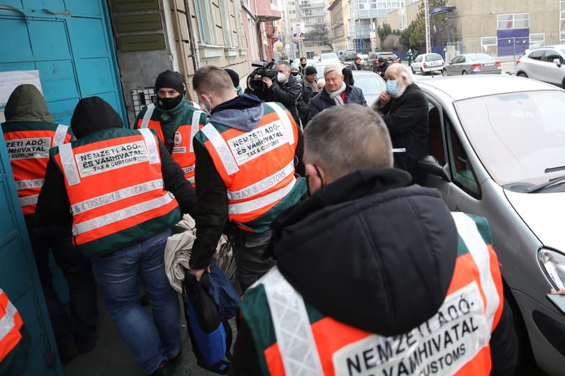 Élőben a NAV-razzia Iványiék karitatív központjában