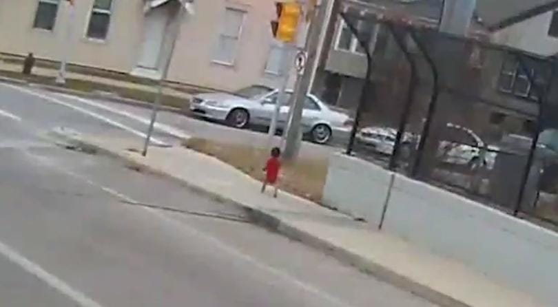 Így mentett meg egy amerikai buszsofőr egy mezítláb lődörgő kisfiút