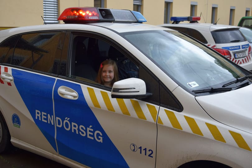Szirénázó autóba ülhetett a rendőrrajongó 6 éves kislány