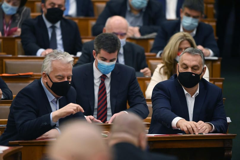 Már a 300-at közelíti az állami vezetők száma, miközben feladatból nem lett több