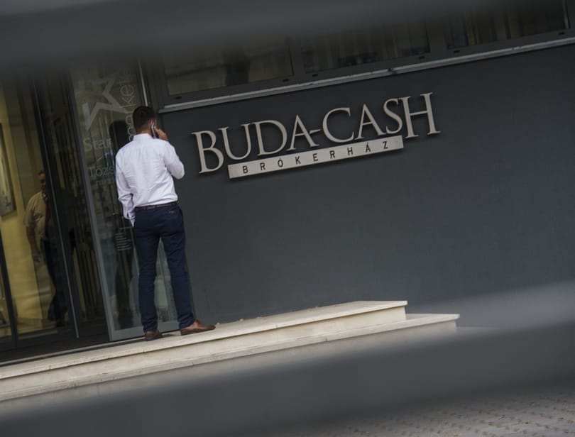 Sorban állnak pénzükért Miskolcon a Buda-Cash-botrány miatt