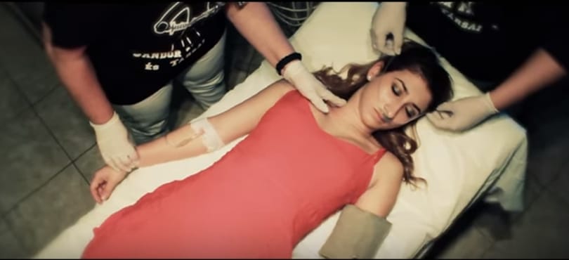 A magyar egészségügyi dolgozókért dalol egy szakápoló – videó