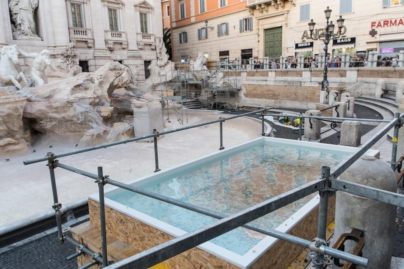 Felújítás miatt nincs víz a Trevi-kútban, de az olaszok megoldották, hogy ne törjön meg a pénzbedobás hagyománya