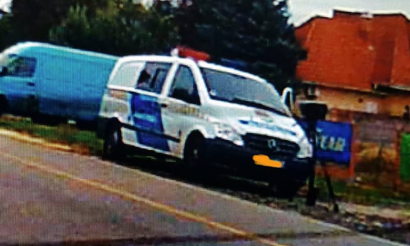 Merész: traffipaxoló rendőrök előtt parkoltak le a kerékpársávra