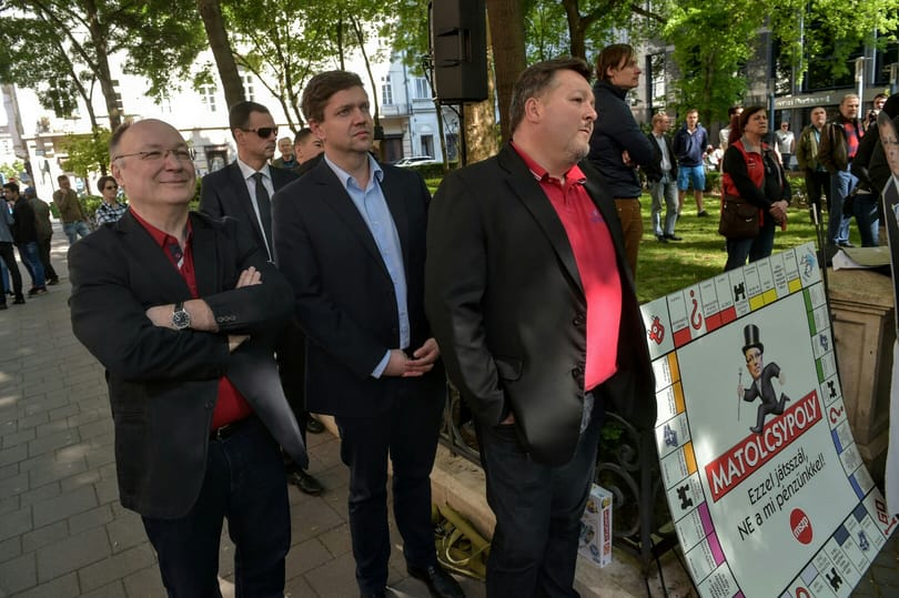 Matolcsy lemondásáért tüntettek a szocialisták