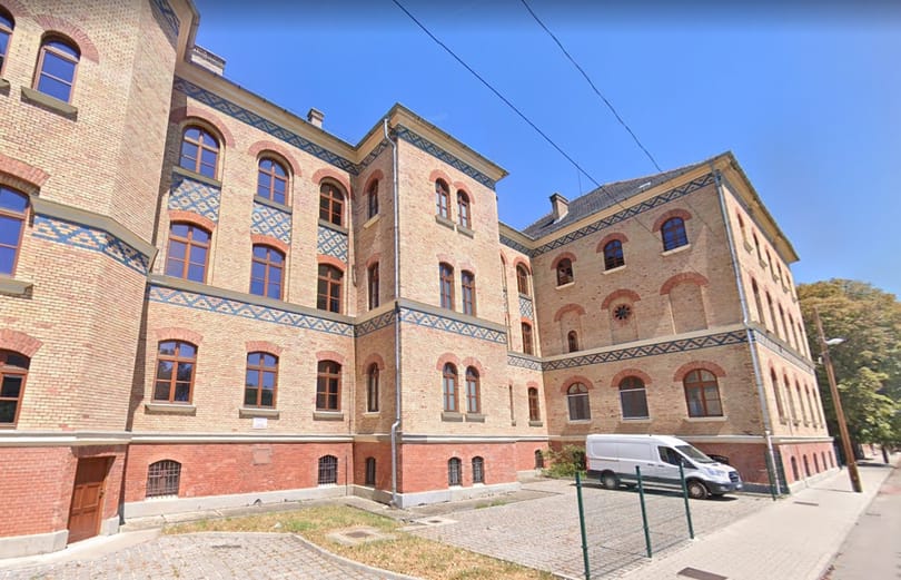 Élőlánccal tiltakoztak a Szerb Antal Gimnázium tanulói a tanáraikért