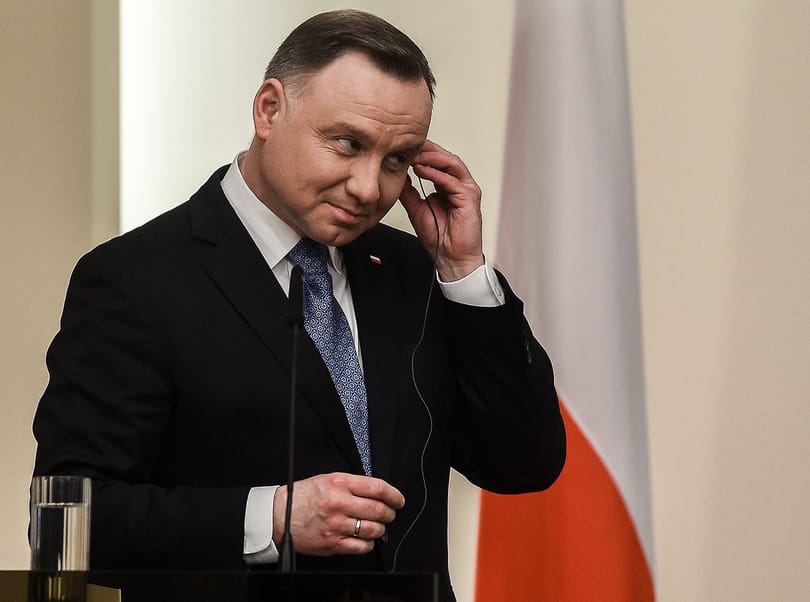 Orosz telefonbetyárok trollkodták meg a lengyel elnököt, aki azt hitte, Macronnal beszél