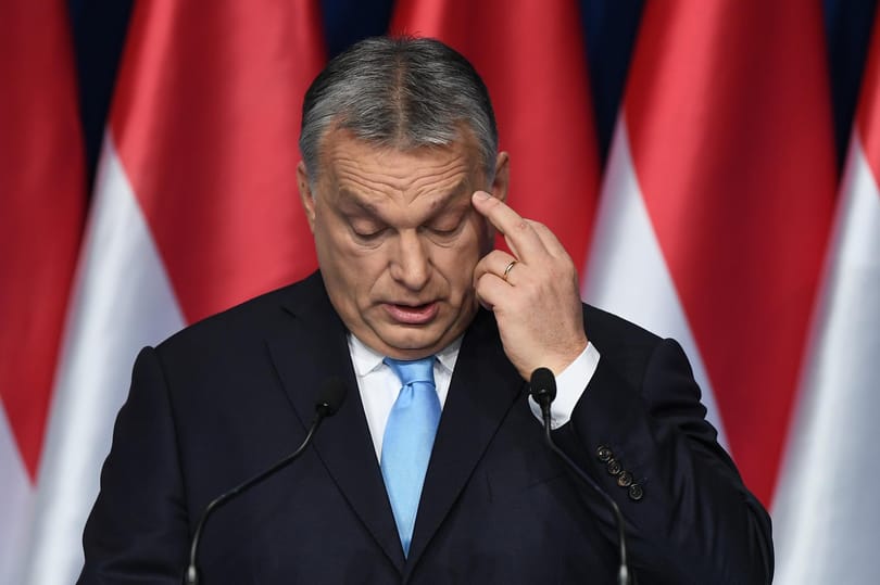 Fapadoson utazott, gurulós poggyásszal vegyült Orbán Viktor – fotó