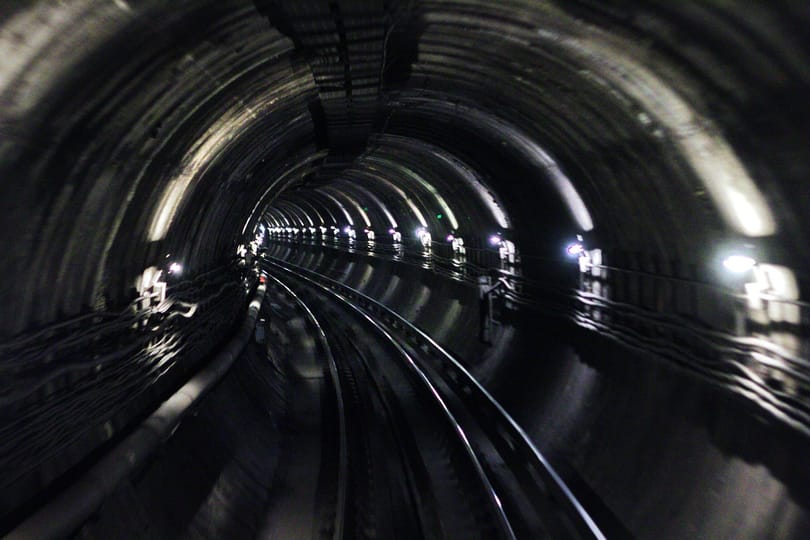 Életfogytiglant kapott a nő, aki metró elé lökött egy embert Bukarestben