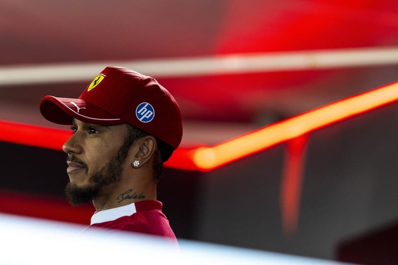 Hamilton állítja: nem utasítgatja a Ferrari vezetését, csak javaslatokat tesz