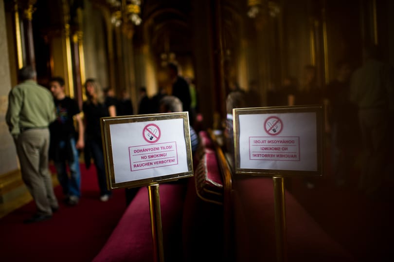 Origo: újra cigizik a dohányzásellenes törvényt benyújtó fideszes képviselő