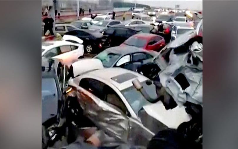 Roncsteleppé vált egy kínai autópálya, ahol legalább 100 autó rohant egymásba – videó