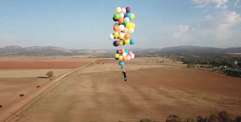 100 ballon, meg egy kempingszék – és máris új szinten a bátorság – videó