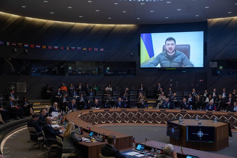 Zelenszkij a NATO-csúcson: Ukrajna a pusztítás borzalmas, sötét hónapján van túl