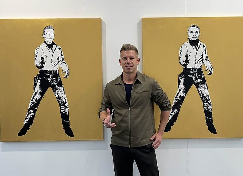 Magyar Péter megveszi a róla és Orbán Viktorról szóló drMáriás-festményeket, mert célja van vele