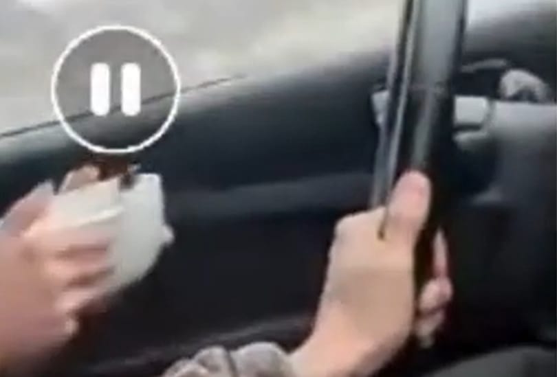 Gyorshajtás közben ebédelt egy gagybátori sofőr, és ki is posztolta