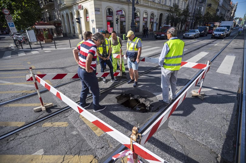 Egy lyuk miatt nem jár harmadik napja villamos a Vámház körúton