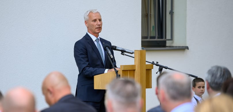 Soltész Miklós közútra épített kocsibeállóval zárta ki szomszédját saját telkéről