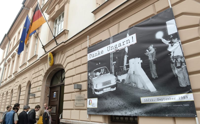 Fotó: Óriásplakátokkal köszönik meg a németek a határnyitást