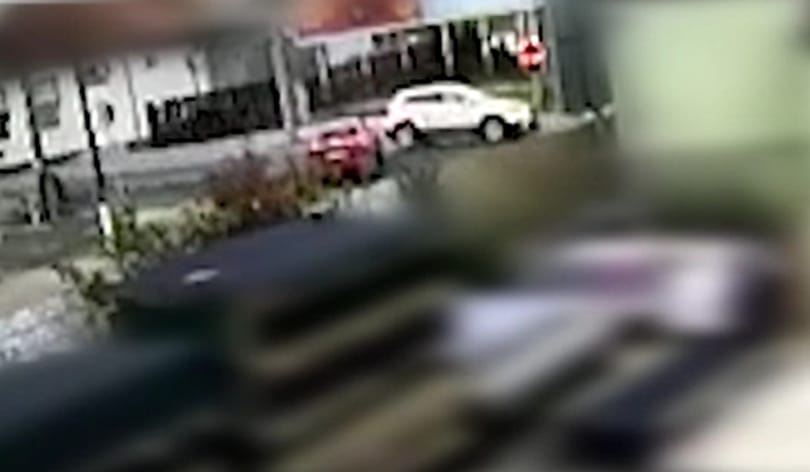 Felborított egy kocsit egy szabálytalan sofőr Győrben, majd angolosan távozott - videóval