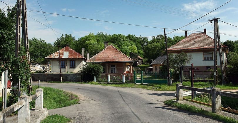 Több százezer Kádár-kockát dózerolnának le