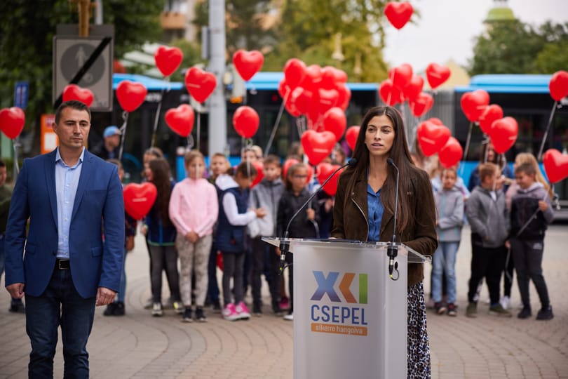 Gyerekek gyűrűjében adott át Szentkirályi Alexandra és Csepel polgármestere egy falfestményt