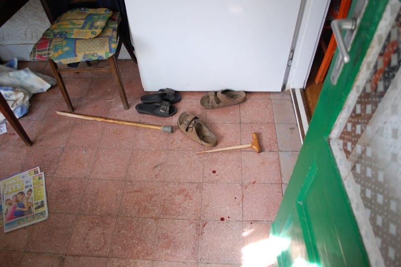 Helyszíni fotó: Saját botjával verte agyon 87 éves nagynénjét egy férfi