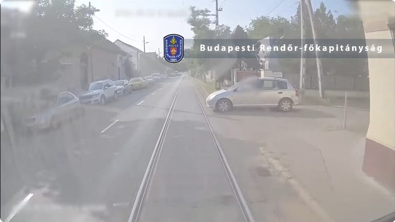 Villamosnak hajtott, aztán elfutott a helyszínről egy autós Budapesten – videó