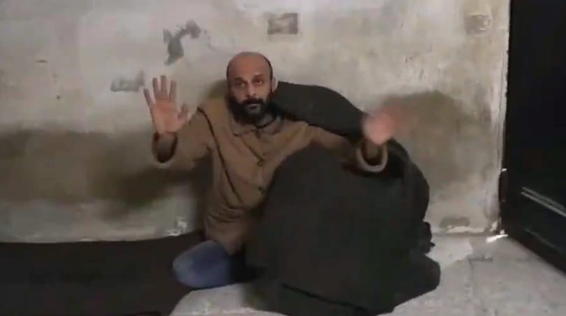 Kamerák előtt tudta meg egy szíriai rab, hogy Aszad megbukott, ő pedig szabad