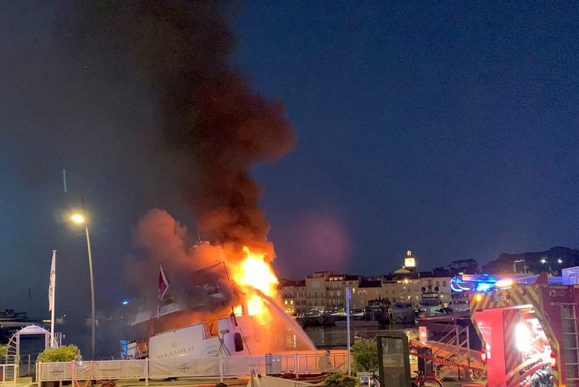 Videó: Kigyulladt egy luxusjacht Saint-Tropez kikötőjében