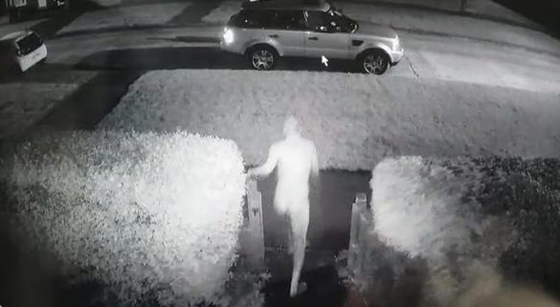 Videó: meztelenül rohant ki a házból egy férfi, csak hogy elkapja az autótolvajt