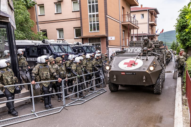 Két, Koszovóban megsérült magyar katona kapott protézist – ismerték el több hónap sunnyogás után hivatalosan a lábamputációkat