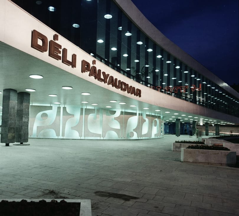 Szembement két vonat egymással a Délinél, leállt a forgalom a pályaudvaron