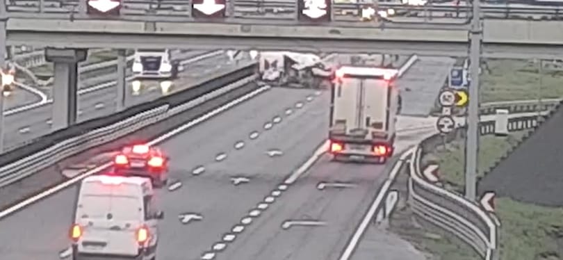 Videón, ahogy fékezés nélkül rohan bele egy tartálykocsiba egy kisteherautó az M1-esen