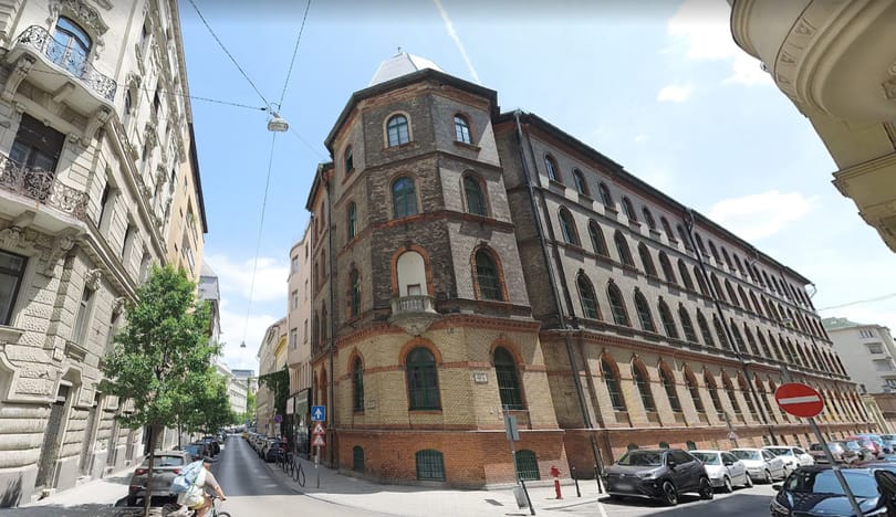 Telex: 14 éves diákot fogdoshatott és csókolhatott meg egy egyházi iskolában tanító tanár