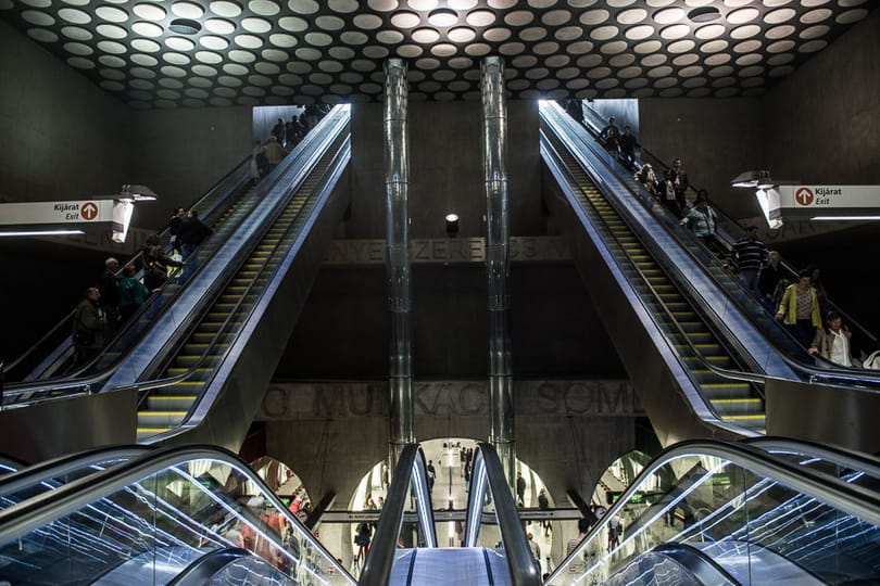 Bombariadó miatt teljesen lezárták a 4-es metrót