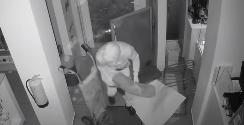 Betondarabbal tört be zalai műszaki boltokba egy román férfi, harmadszor már rendőrök várták – videó