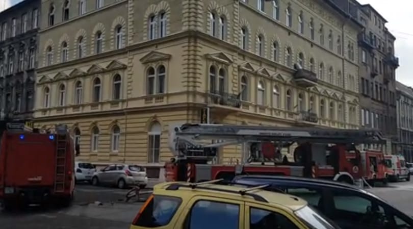 Tűz volt egy harmadik emeleti lakásban a VIII. kerületben - videó