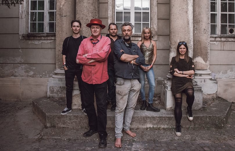 Teljesen átváltozik Sziámi pár perc alatt – Itt az AndFriends legújabb dala
