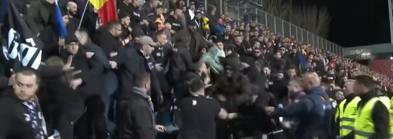 Először a magyarokat szidták, majd egymást verték agyba-főbe a román ultrák