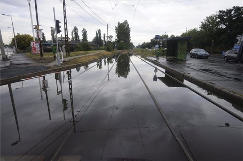 Fotók: villamosmegállót árasztott el a vihar Budapesten