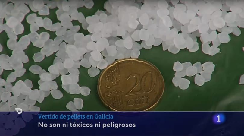 Videón, ahogy százak próbálják feltakarítani a Galícia tengerpartjait elárasztó lencse méretű műanyagszemcséket