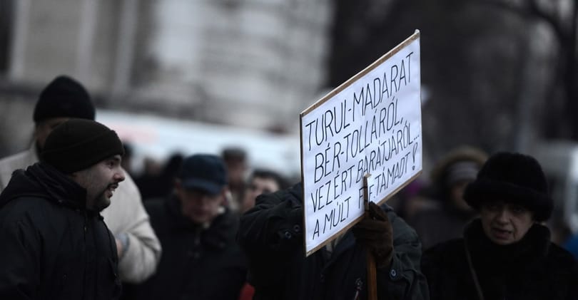 Fidesz-székház: egy embert elvittek a rendőrök, majd távoztak