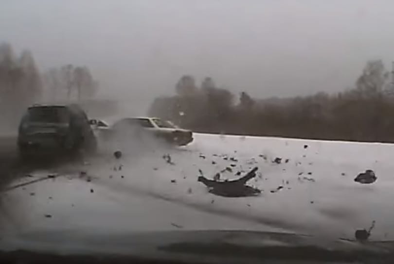 Nem sokon múlt, hogy ne az árokban kössön ki az autó – videó