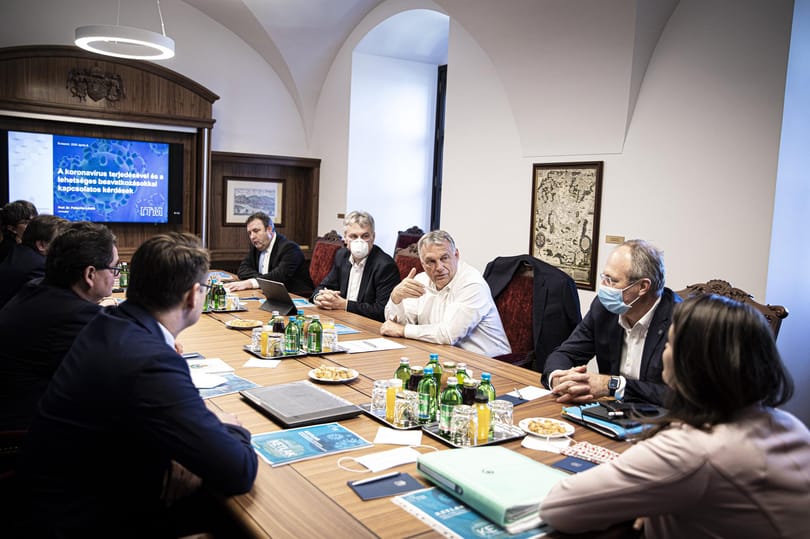Orbánék járványügyi taktikája: ha nyitni akarsz, készülj a háborúra