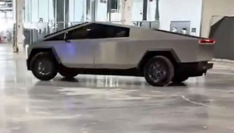 Így tud majd szűk helyen is forgolódni a Tesla Cybertruck – videó