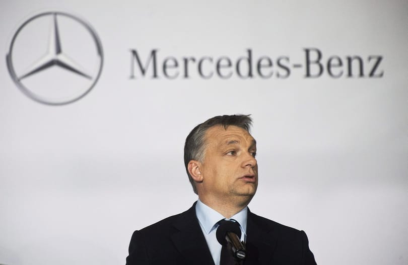 Videó: Orbán Viktor életében először vezet Mercedest