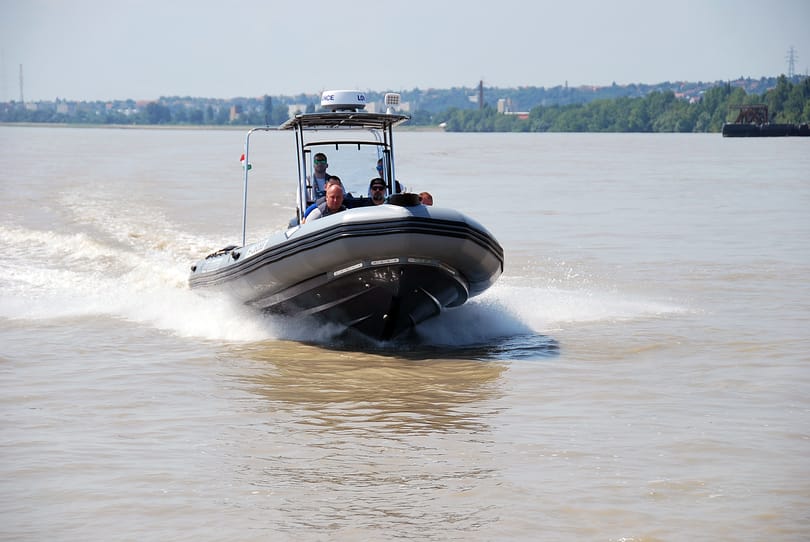 Videón, ahogy a Tisza-tóba borult kenusokat mentett ki a rendőrség